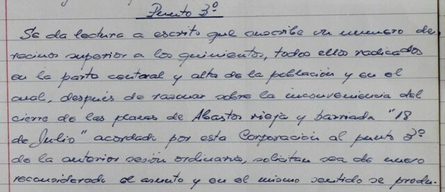 Acta capitular sobre petición de más de quinientos vecinos en defensa de las plazas de abasto (AHMU,,8/7/1975).
