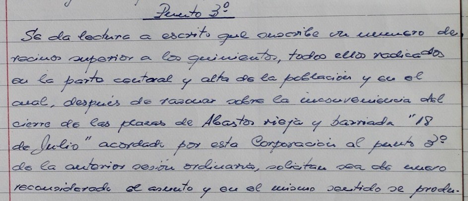 Acta capitular sobre petición de más de quinientos vecinos en defensa de las plazas de abasto (AHMU,,8/7/1975).