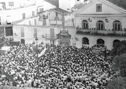 Manifestación celebrada el 29 de mayo de 1978, ante el Ayuntamiento (Foto: José Gómez).